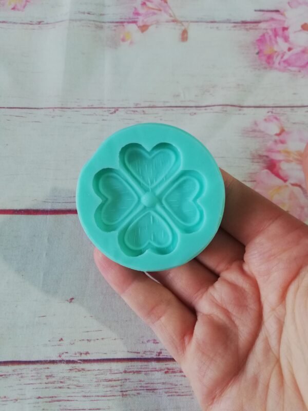 Stampo in silicone Quadrifoglio con texture per creazioni in resina e fimo - immagine 10