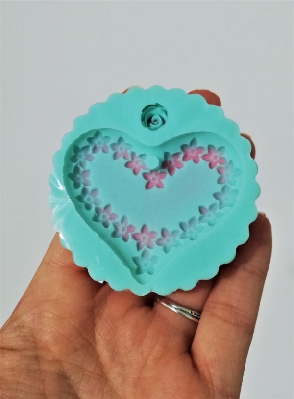Stampo in silicone Cuore con ghirlanda di fiori per creazioni in resina e fimo