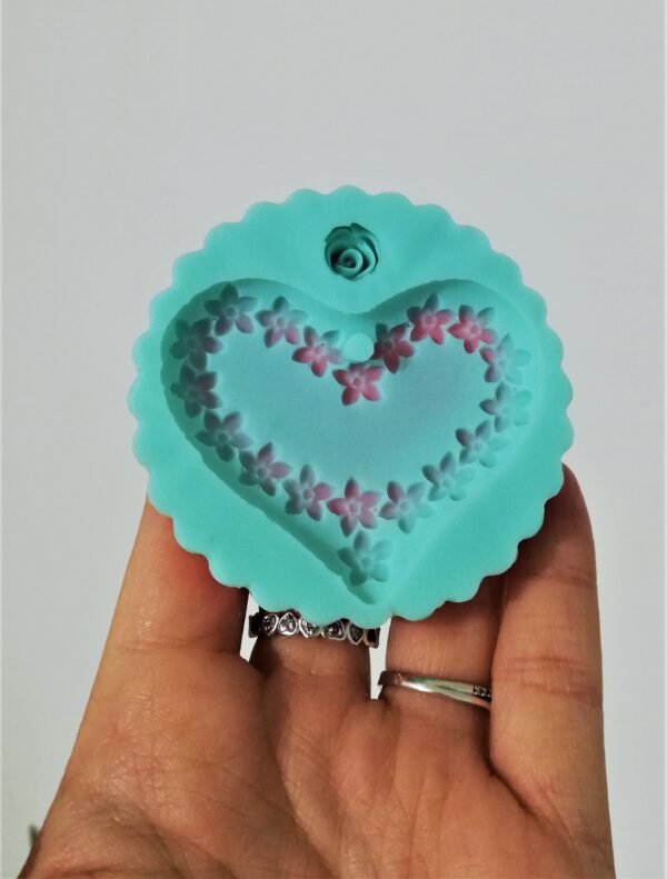 Stampo in silicone Cuore con ghirlanda di fiori per creazioni in resina e fimo - immagine 14